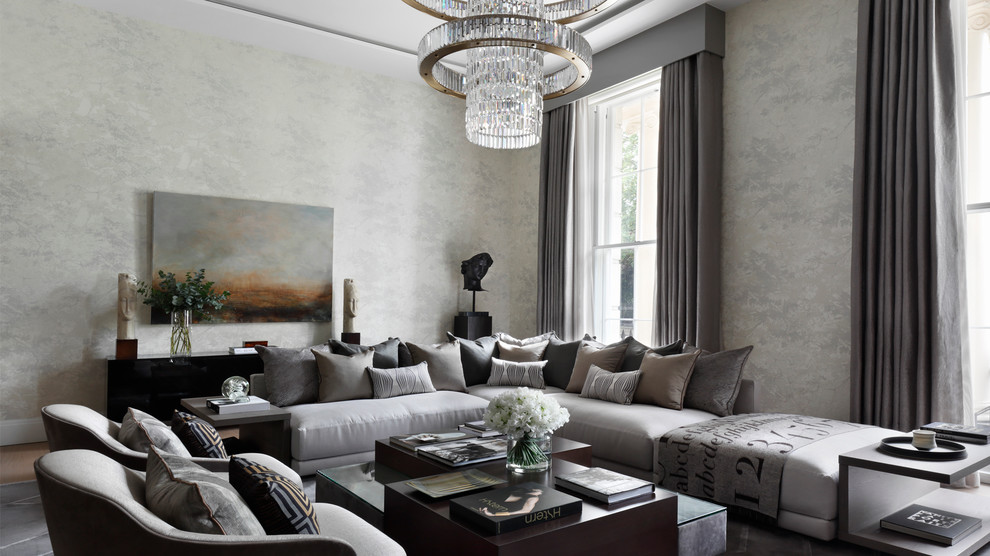 Foto di un grande soggiorno moderno aperto con sala formale, pareti grigie, parquet chiaro, nessun camino e parete attrezzata