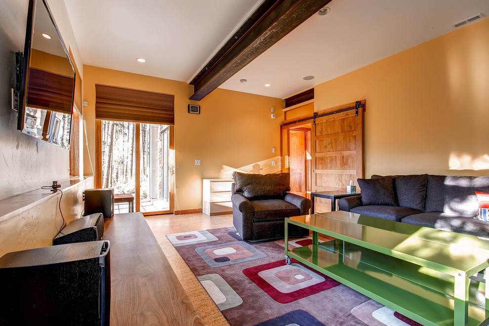 Пример оригинального дизайна: гостиная комната в современном стиле с желтыми стенами