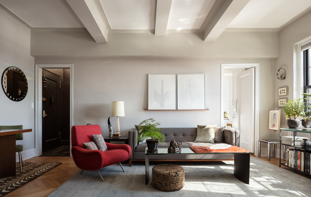 Idéer för att renovera ett stort vintage separat vardagsrum, med grå väggar, mellanmörkt trägolv, en fristående TV och brunt golv