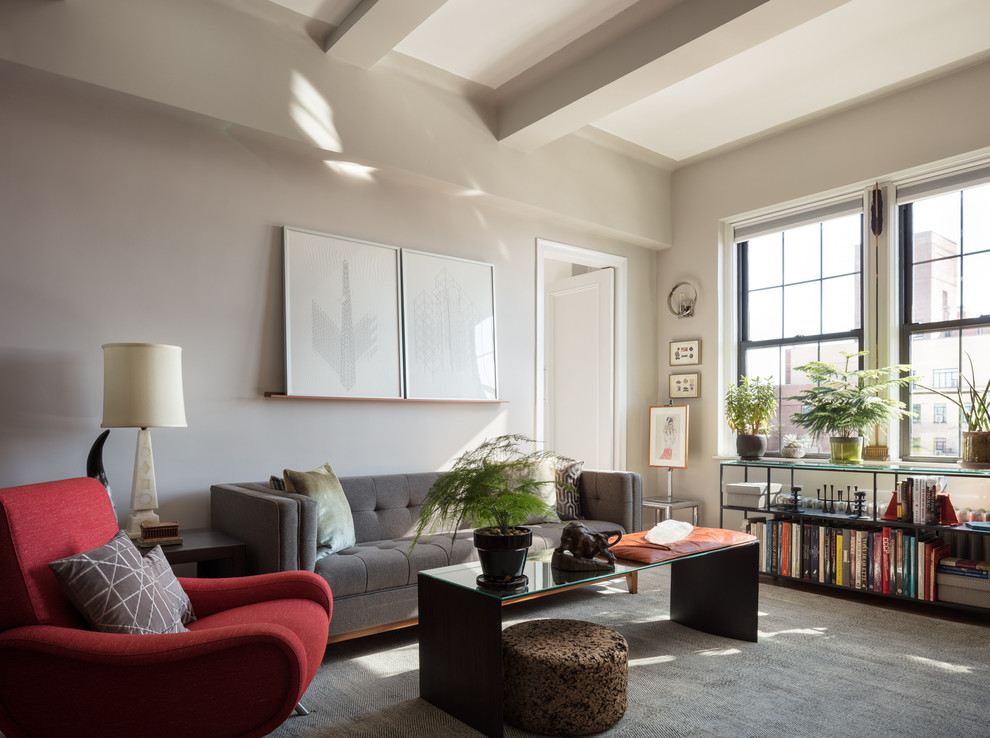 Inspiration för stora klassiska separata vardagsrum, med grå väggar, mellanmörkt trägolv, en fristående TV och brunt golv
