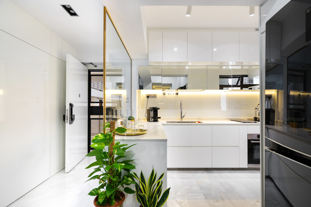 Inspiration for a modern kitchen remodel in Singapore