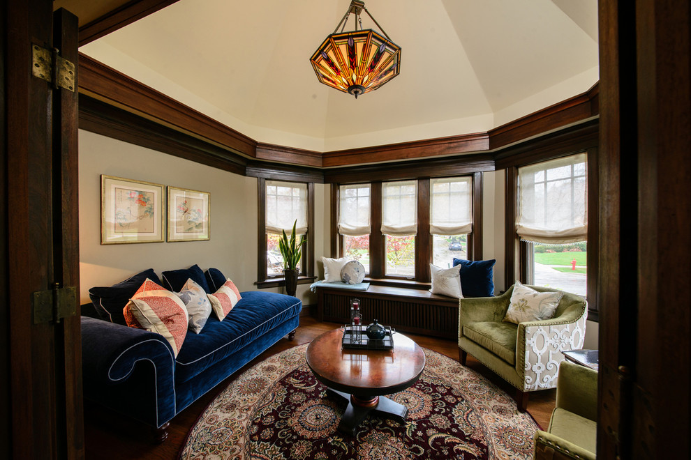 Example of a classic formal and enclosed living room design in Chicago