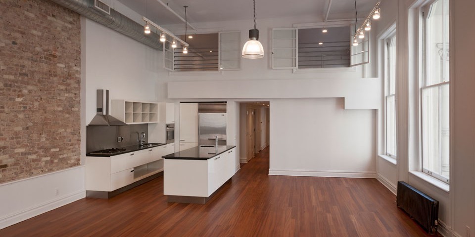 Idee per un grande soggiorno moderno aperto con pareti bianche e pavimento in legno massello medio
