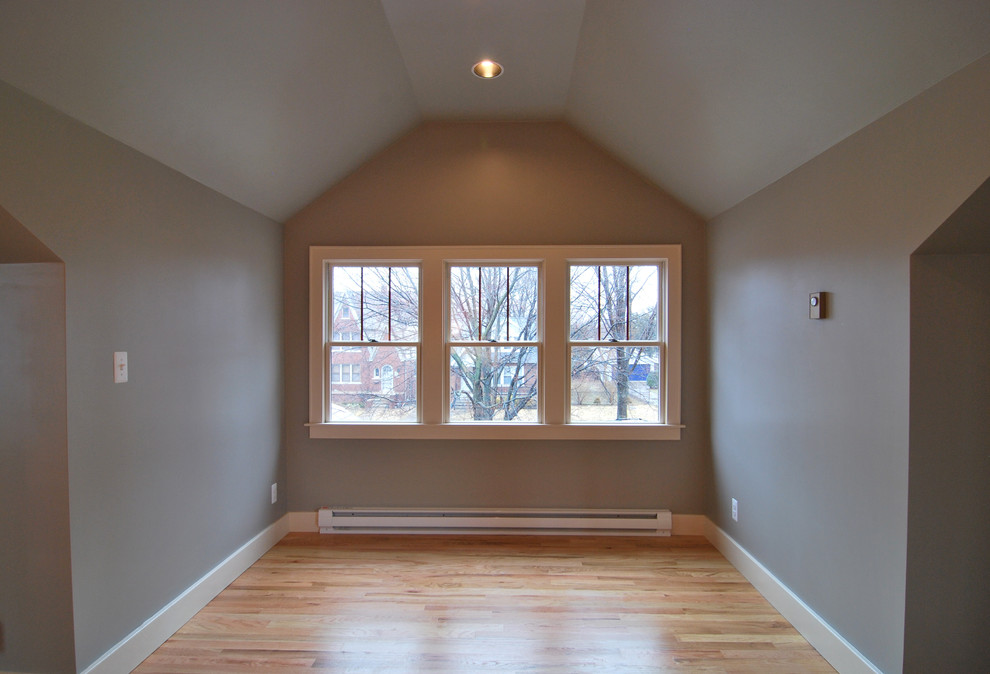 Immagine di un piccolo soggiorno stile americano stile loft con pareti grigie e parquet chiaro