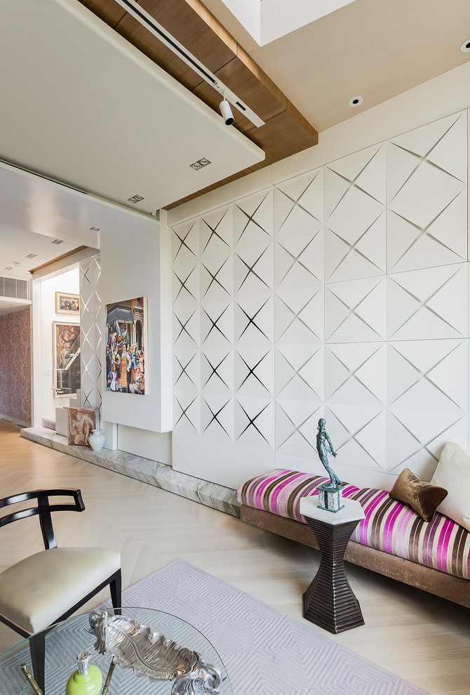 Idée de décoration pour un salon design ouvert avec un mur blanc, parquet clair et un téléviseur dissimulé.