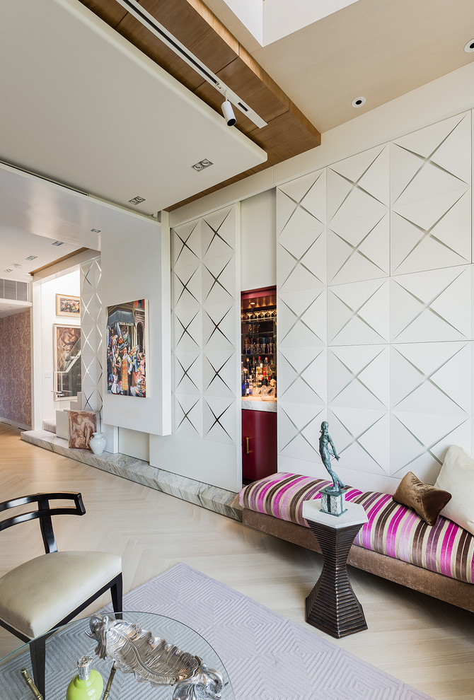 Modernes Wohnzimmer mit Hausbar, weißer Wandfarbe und hellem Holzboden in Boston