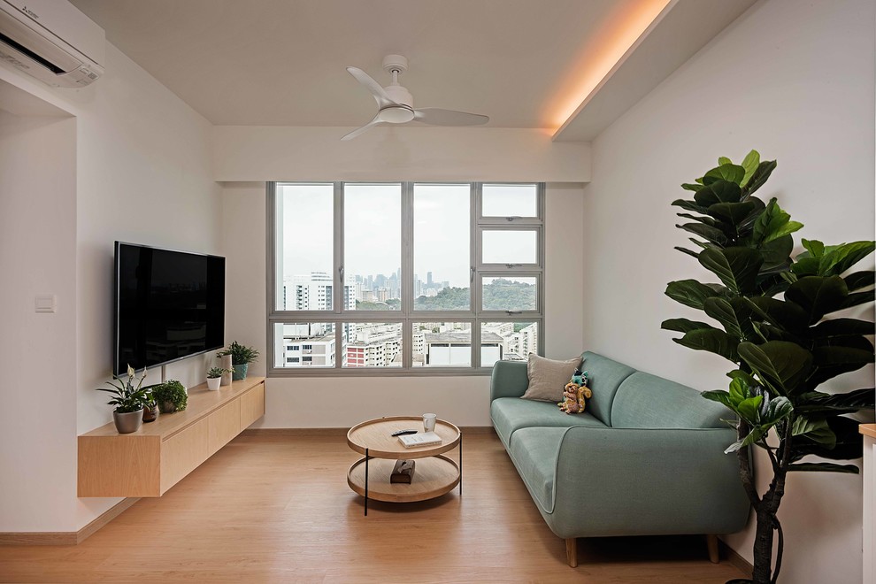 Repräsentatives Nordisches Wohnzimmer mit weißer Wandfarbe, hellem Holzboden, TV-Wand und beigem Boden in Singapur