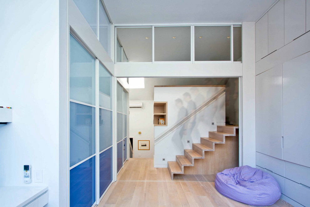 На фото: маленькая гостиная комната в стиле модернизм с белыми стенами для на участке и в саду с