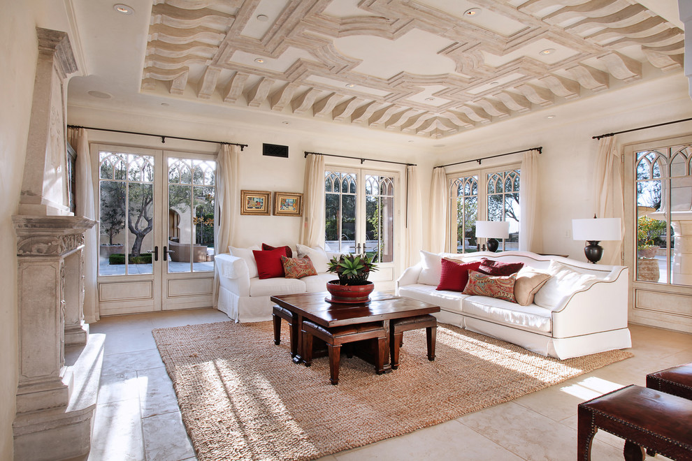Repräsentatives, Fernseherloses Mediterranes Wohnzimmer mit beiger Wandfarbe und Kamin in Orange County