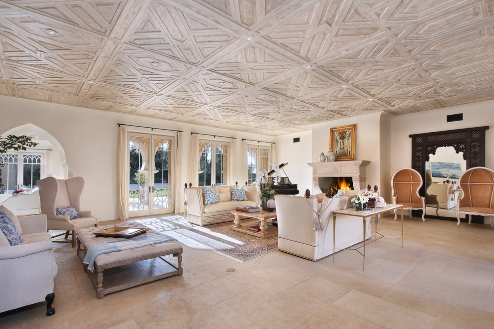 Ispirazione per un soggiorno mediterraneo con sala formale, pareti beige, camino classico e nessuna TV