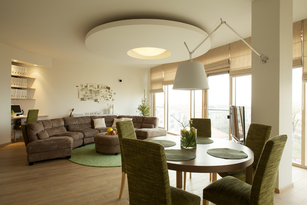 Esempio di un soggiorno design aperto con pareti beige e nessuna TV