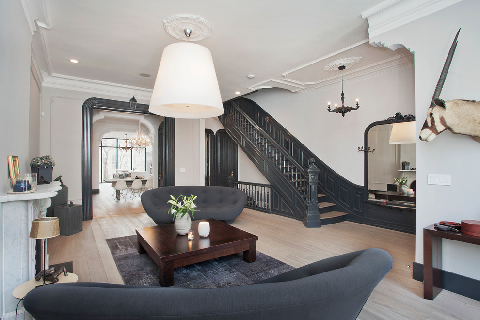 Свежая идея для дизайна: парадная, открытая гостиная комната в скандинавском стиле с серыми стенами, светлым паркетным полом и стандартным камином - отличное фото интерьера