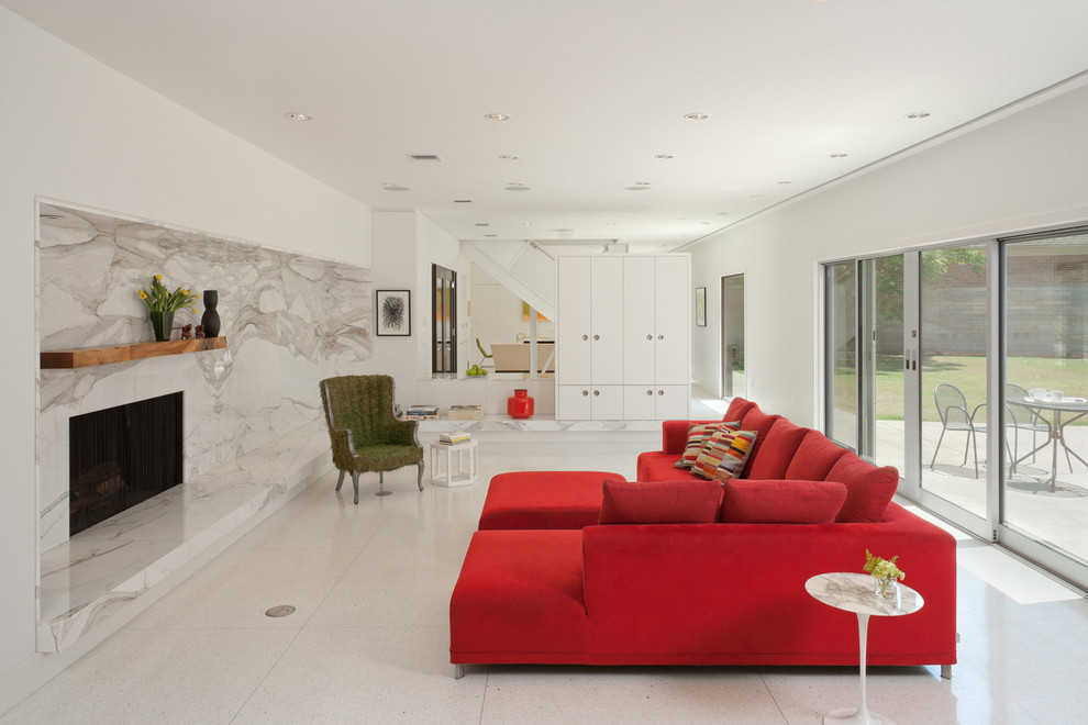 Foto di un soggiorno design con sala formale, pareti bianche, cornice del camino in pietra e nessuna TV