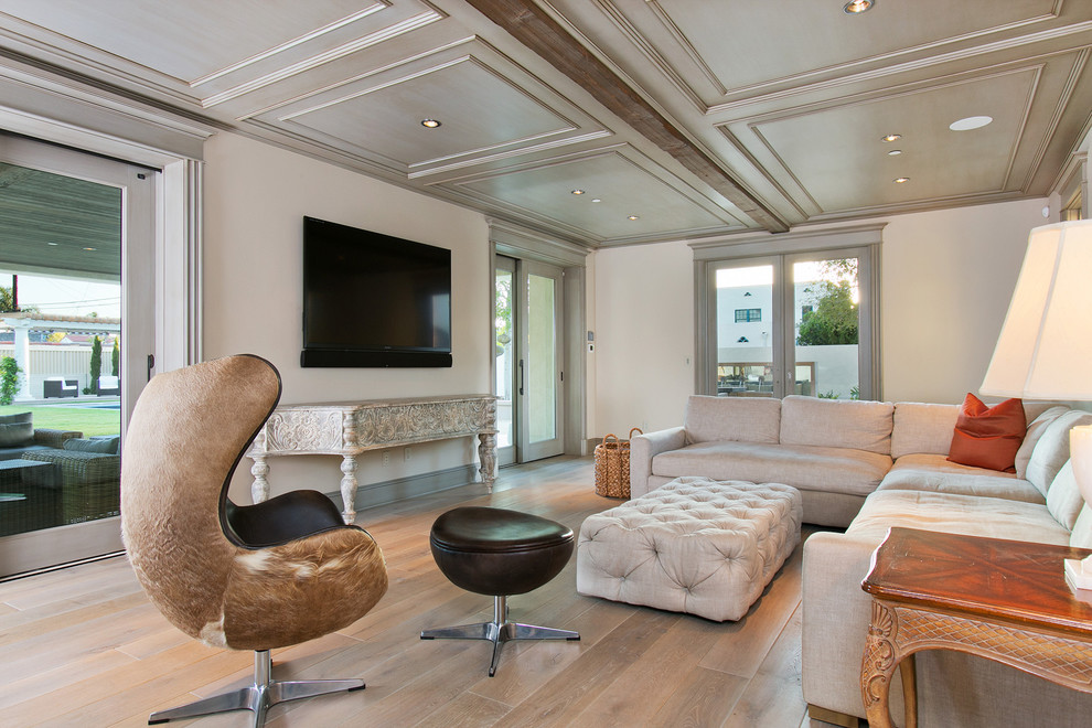 Пример оригинального дизайна: большая парадная, изолированная гостиная комната в современном стиле с белыми стенами и телевизором на стене