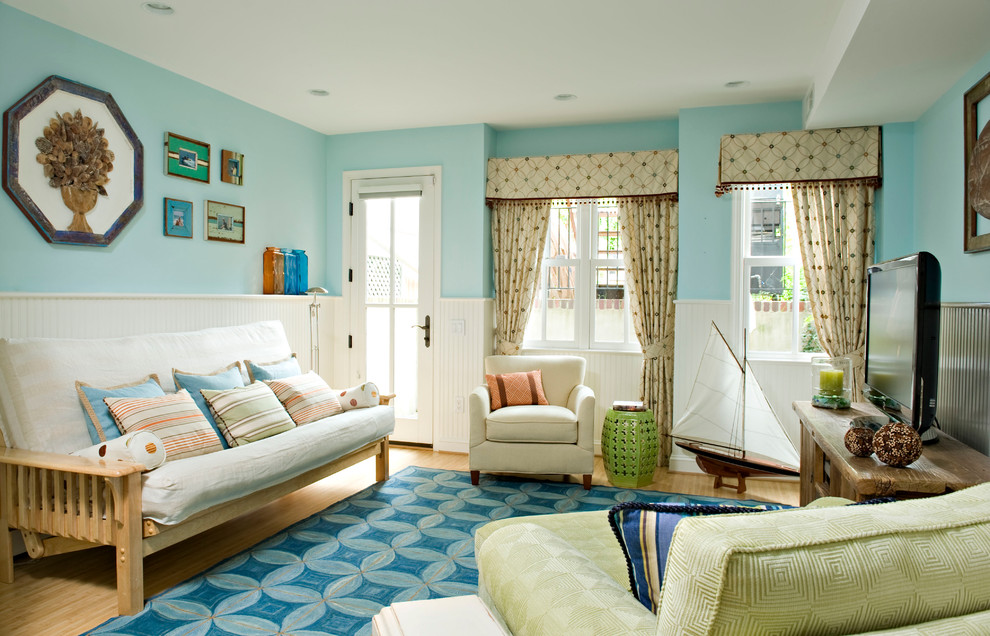 Foto de salón bohemio con paredes azules y televisor independiente