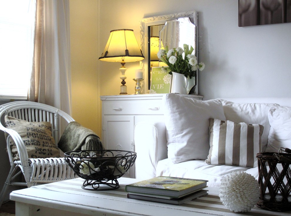 Shabby-Look Wohnzimmer mit weißer Wandfarbe in Sydney