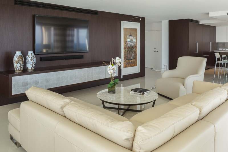 Ejemplo de salón abierto contemporáneo grande con paredes blancas, suelo de mármol y televisor colgado en la pared