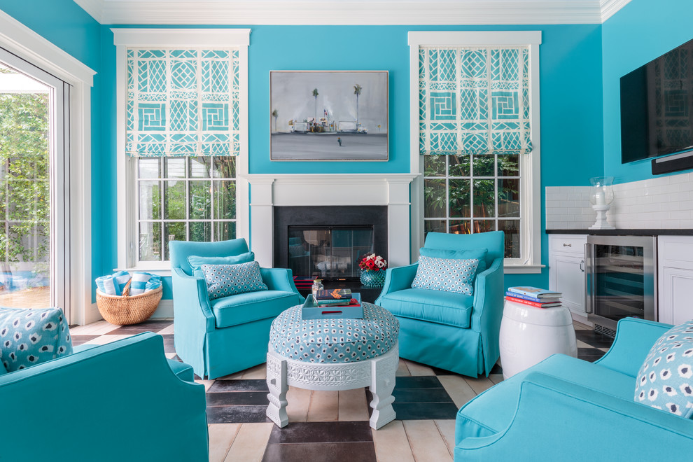 Exempel på ett mellanstort exotiskt separat vardagsrum, med blå väggar, klinkergolv i keramik, en standard öppen spis, en väggmonterad TV och en spiselkrans i metall