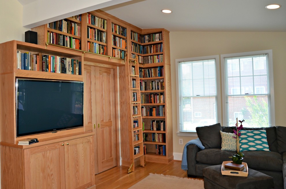 Esempio di un grande soggiorno chic chiuso con libreria, pareti beige, parquet chiaro e parete attrezzata