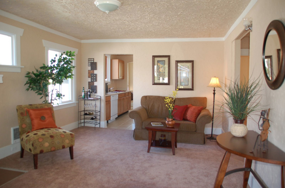 Imagen de salón para visitas cerrado clásico de tamaño medio sin chimenea y televisor con parades naranjas y moqueta