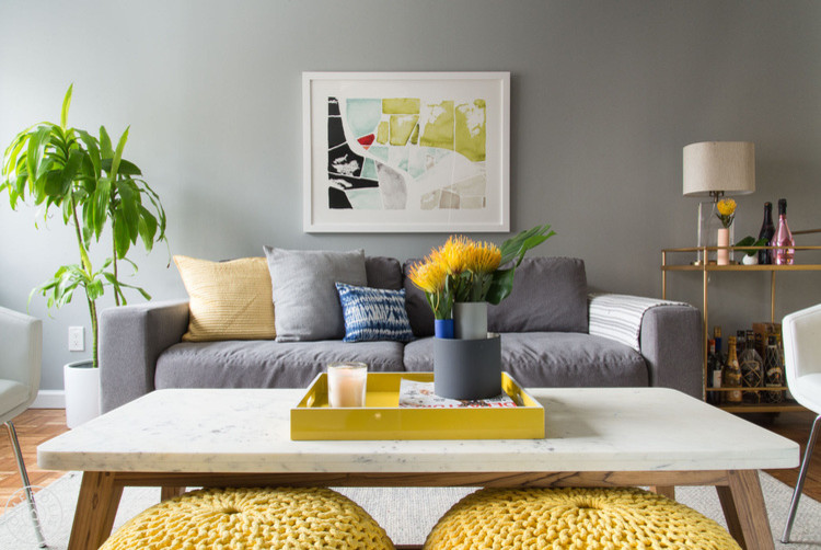 Ispirazione per un soggiorno minimalista di medie dimensioni e aperto con pareti grigie, pavimento in legno massello medio e TV a parete