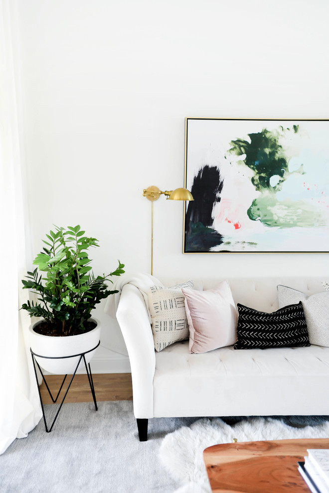 Foto di un grande soggiorno moderno aperto con pareti bianche, parquet chiaro, camino classico, TV a parete e pavimento beige
