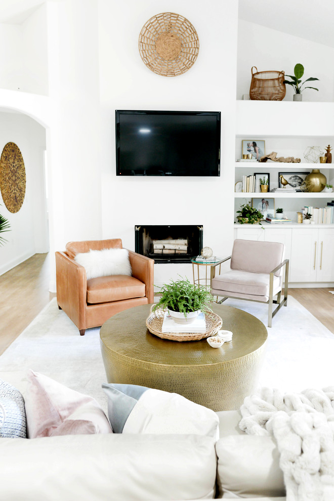 Réalisation d'un grand salon minimaliste ouvert avec un mur blanc, parquet clair, une cheminée standard, un téléviseur fixé au mur et un sol beige.