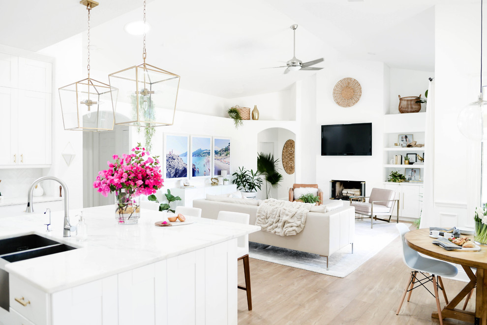 Foto di un grande soggiorno minimalista aperto con pareti bianche, parquet chiaro, camino classico, TV a parete e pavimento beige