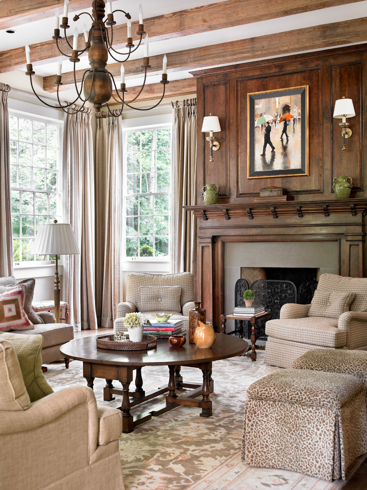 Repräsentatives, Fernseherloses Klassisches Wohnzimmer mit beiger Wandfarbe, dunklem Holzboden und Kamin in Atlanta
