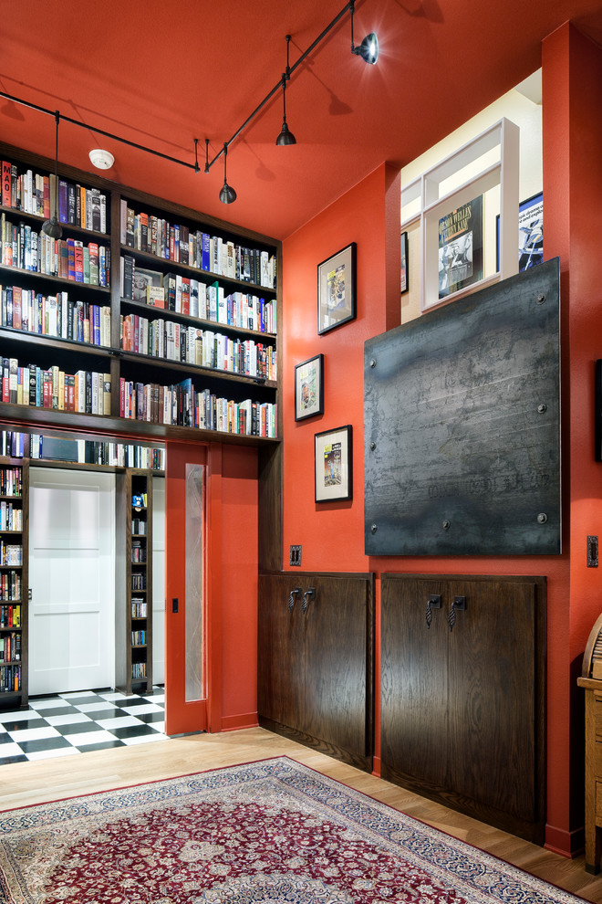 Idee per un soggiorno contemporaneo di medie dimensioni con libreria, pareti rosse e parquet chiaro