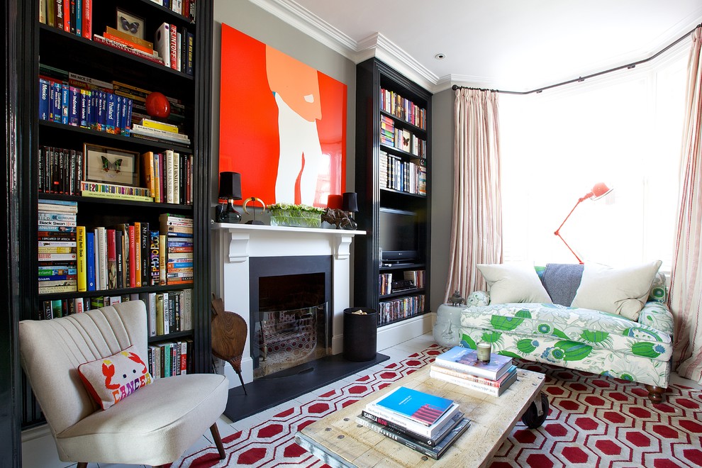 Свежая идея для дизайна: гостиная комната в стиле фьюжн с серыми стенами и деревянным полом - отличное фото интерьера