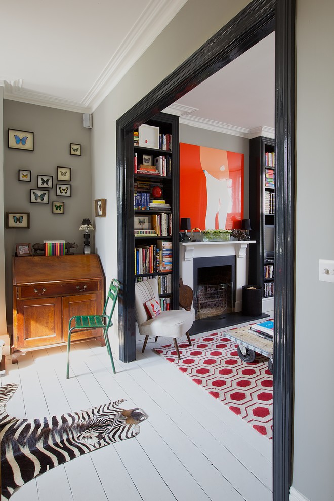Stilmix Wohnzimmer mit grauer Wandfarbe und gebeiztem Holzboden in London