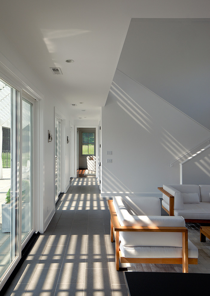Стильный дизайн: открытая гостиная комната в современном стиле с полом из керамогранита - последний тренд