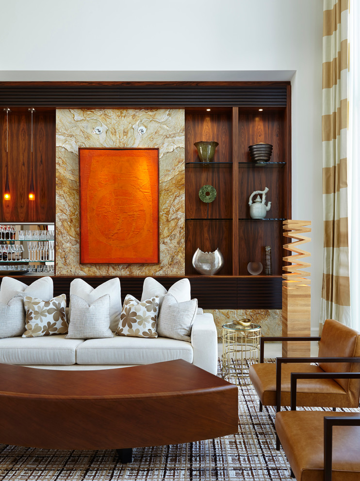 Großes, Offenes Modernes Wohnzimmer ohne Kamin mit weißer Wandfarbe und Porzellan-Bodenfliesen in Miami