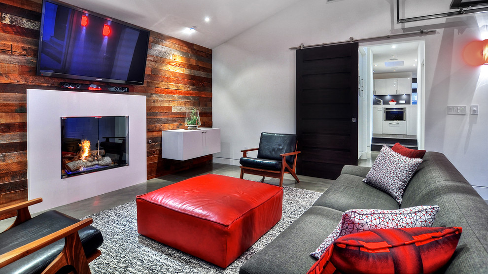 На фото: большая парадная, открытая гостиная комната в стиле модернизм с белыми стенами, темным паркетным полом, стандартным камином, фасадом камина из дерева и телевизором на стене