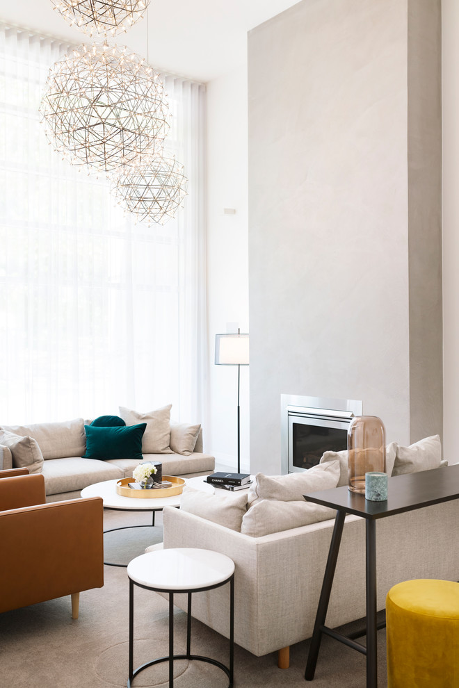 Idee per un soggiorno minimal con pareti beige, moquette e pavimento beige