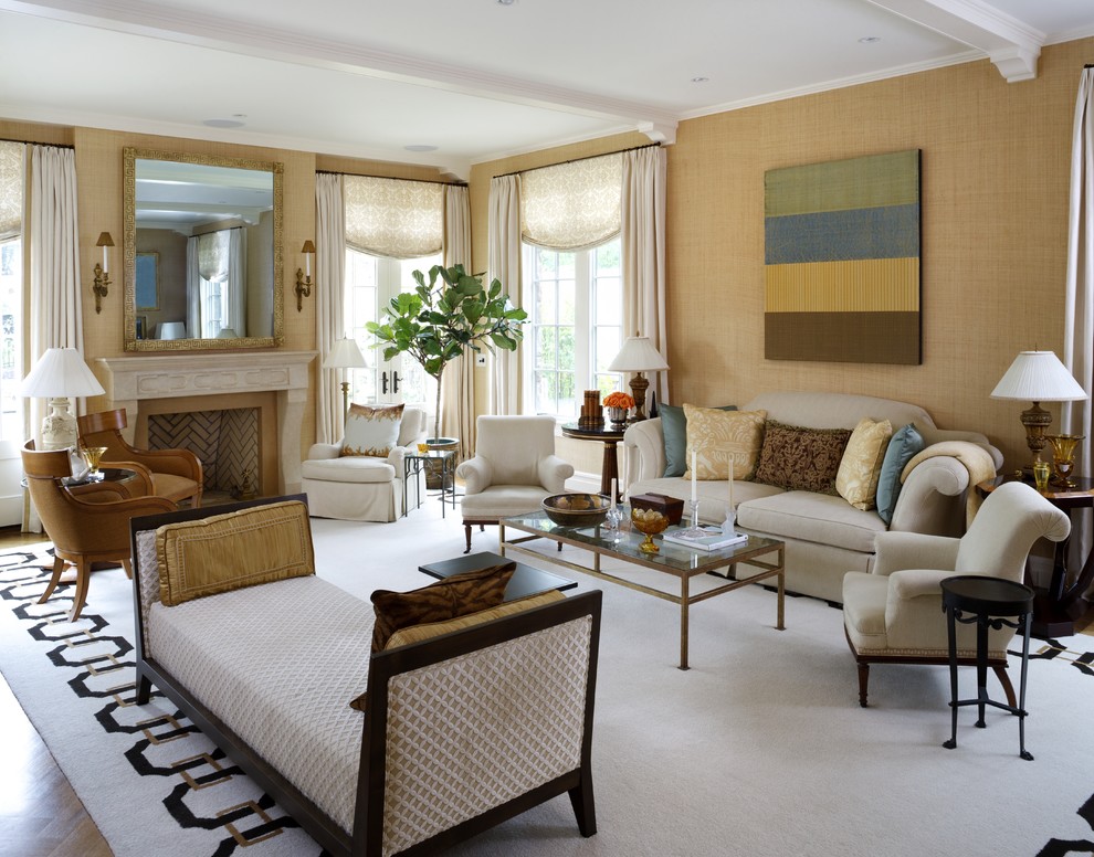 Fernseherloses Klassisches Wohnzimmer mit beiger Wandfarbe und Kamin in Washington, D.C.