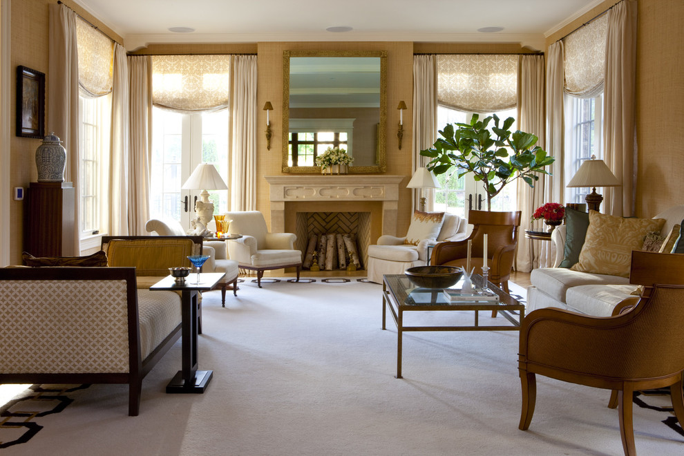 Ispirazione per un soggiorno classico con sala formale, pareti beige, camino classico, nessuna TV e tappeto