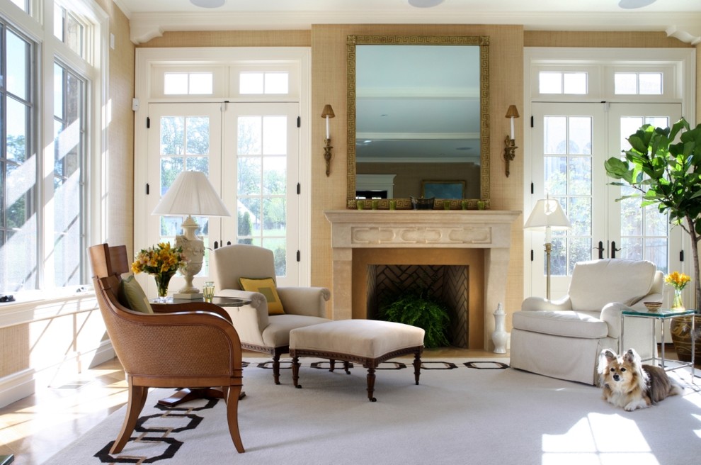 Modernes Wohnzimmer mit beiger Wandfarbe und Kamin in Washington, D.C.