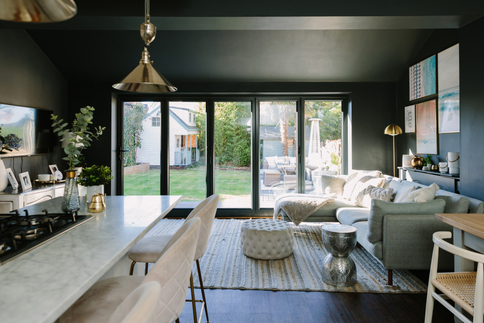 Источник вдохновения для домашнего уюта: открытая гостиная комната среднего размера в стиле модернизм с черными стенами и коричневым полом