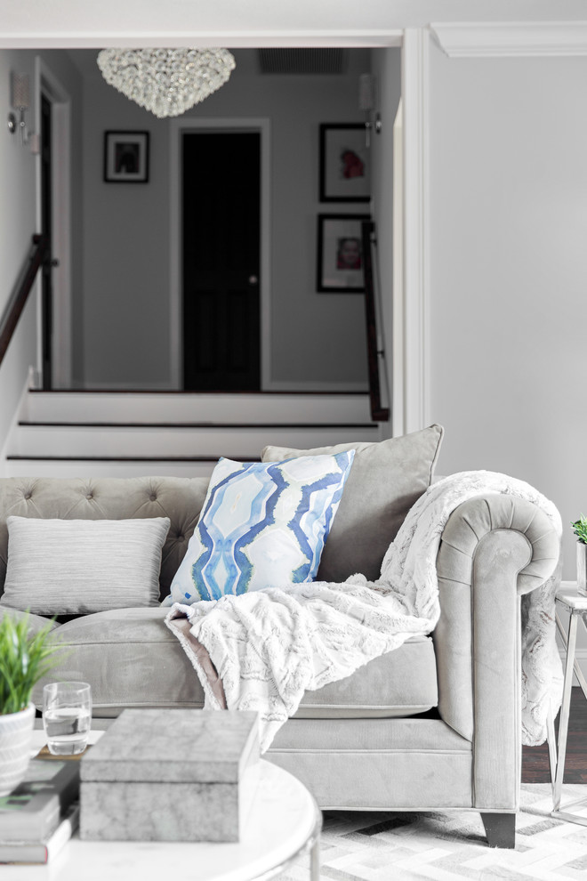 Inspiration pour un petit salon traditionnel avec un mur gris, parquet foncé et un sol marron.