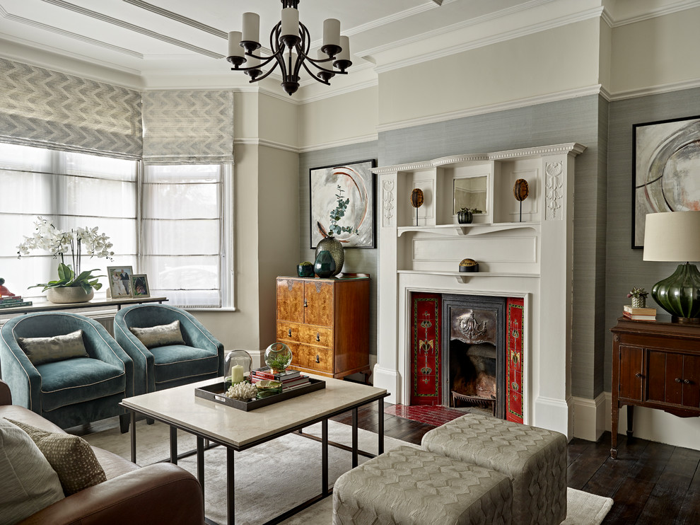 Mittelgroßes, Abgetrenntes Klassisches Wohnzimmer mit beiger Wandfarbe, dunklem Holzboden und braunem Boden in London