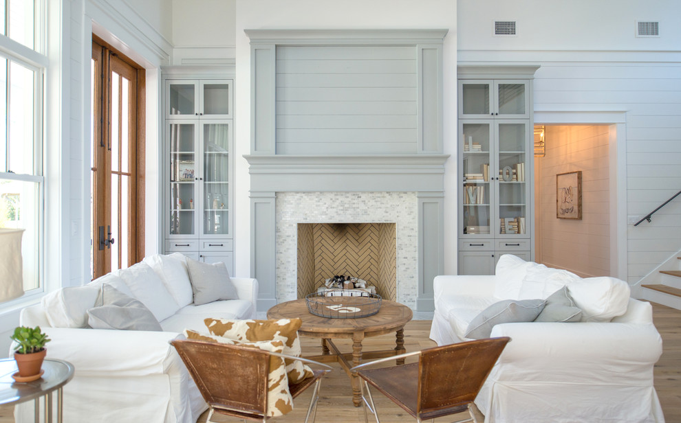 Repräsentatives, Offenes Landhausstil Wohnzimmer mit weißer Wandfarbe, hellem Holzboden, Kamin und gefliester Kaminumrandung in Tampa