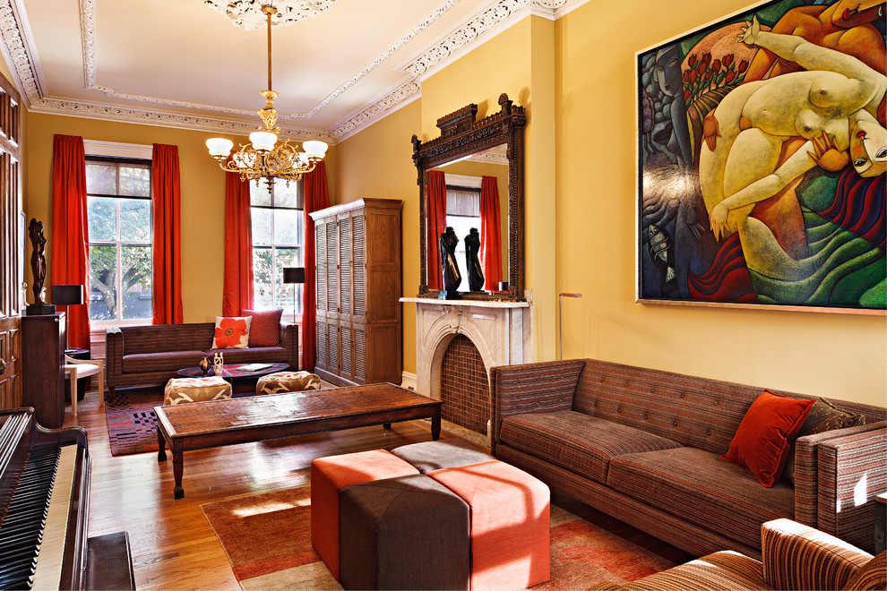 Inredning av ett klassiskt vardagsrum, med ett musikrum och gula väggar