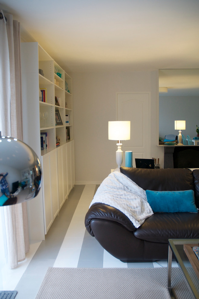 Exempel på ett mellanstort klassiskt separat vardagsrum, med ett finrum, vita väggar, klinkergolv i keramik, en standard öppen spis, en spiselkrans i gips och en fristående TV