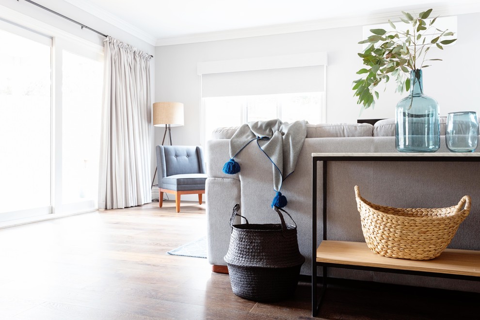 Источник вдохновения для домашнего уюта: парадная, открытая гостиная комната среднего размера в стиле неоклассика (современная классика) с серыми стенами, отдельно стоящим телевизором и коричневым полом