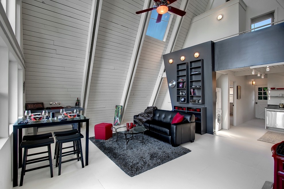 Foto di un piccolo soggiorno design stile loft con pareti bianche, pavimento in legno verniciato, stufa a legna, cornice del camino in cemento e nessuna TV