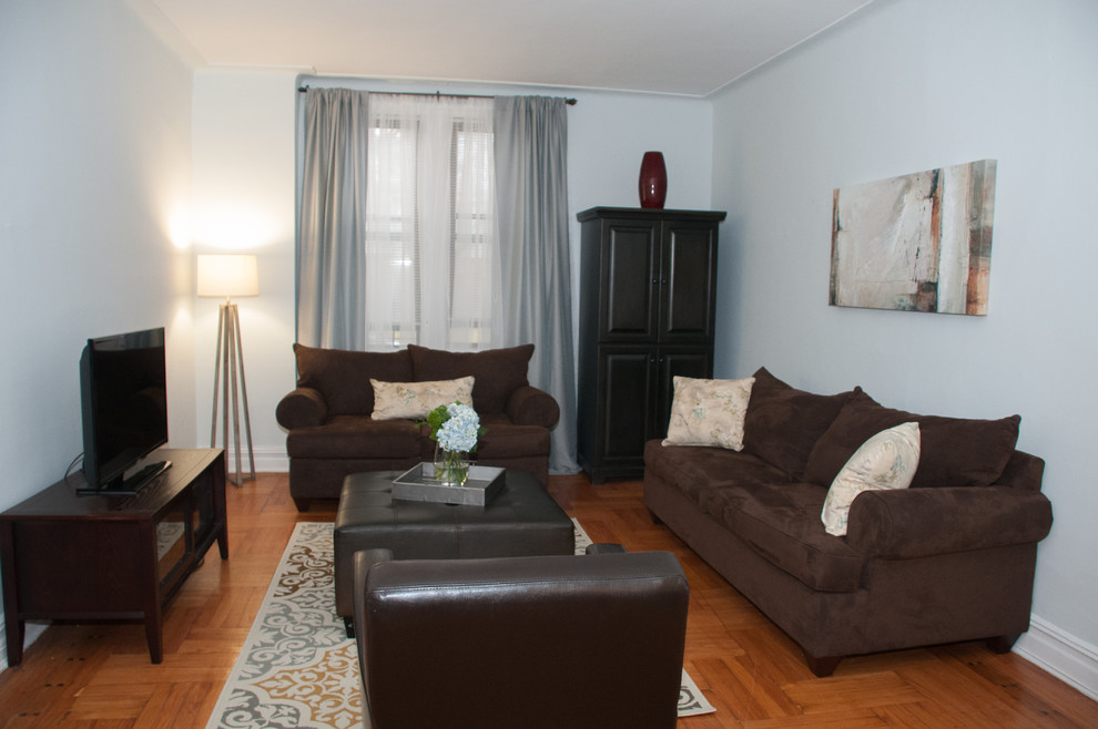 На фото: изолированная гостиная комната среднего размера в стиле неоклассика (современная классика) с синими стенами
