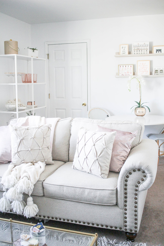 Immagine di un soggiorno shabby-chic style di medie dimensioni e aperto con pareti bianche, moquette e pavimento beige