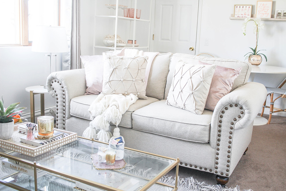 Foto di un soggiorno shabby-chic style di medie dimensioni e aperto con pareti bianche, moquette e pavimento beige
